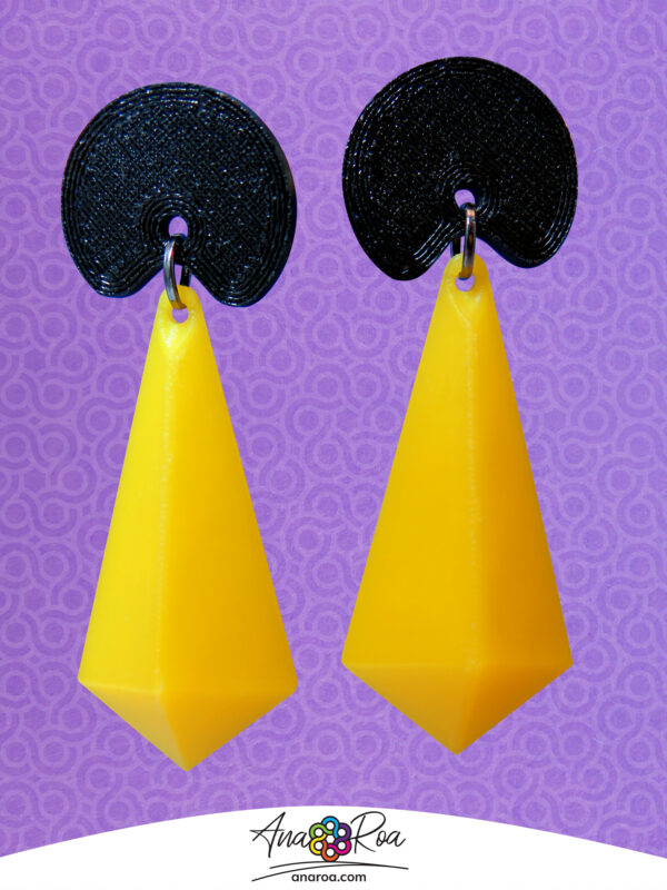 diseño de aretes Piramide 4 Lados amarillo