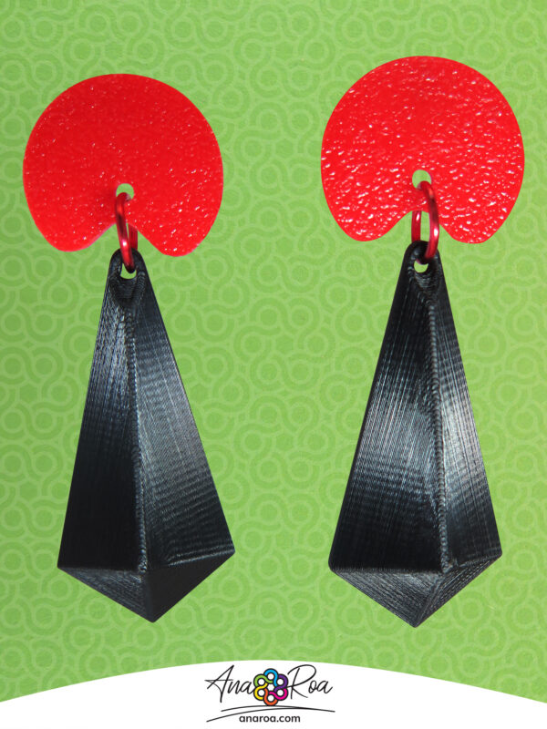 diseño de aretes Piramide 4 Lados negro