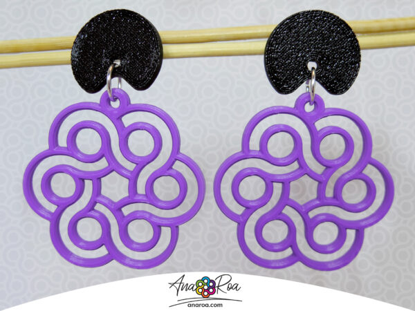 Diseño de aretes flor logo morado