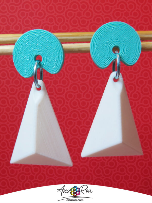 diseño de aretes Piramide 3 Lados blanco