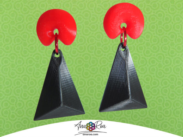 diseño de aretes Piramide 3 Lados negro