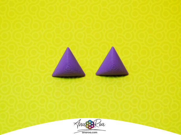 DISEÑO DE ARETES MODELO MINI TRIÁNGULO GLOBO MORADO