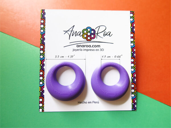 DISEÑO DE ARETES MODELO ARGOLLA ASIMÉTRICA 3D MORADO