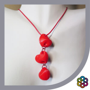 BOTONES COLLARES corazones rojos